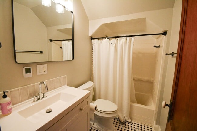 Building Photo - Updated 3 Bed, 1 Bath Home Near Downtown & Soldiers Field