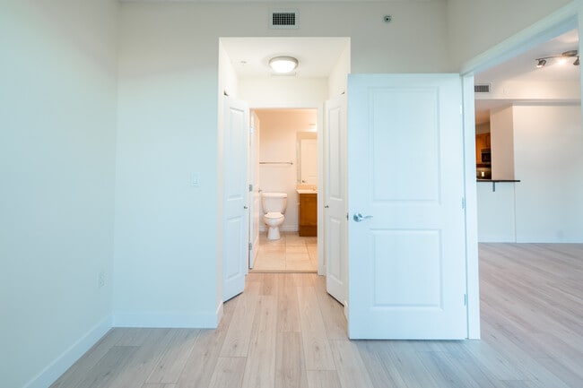 Building Photo - 475 Redwood St