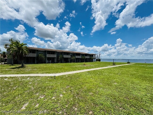 Building Photo - 1011 Lakeview Dr