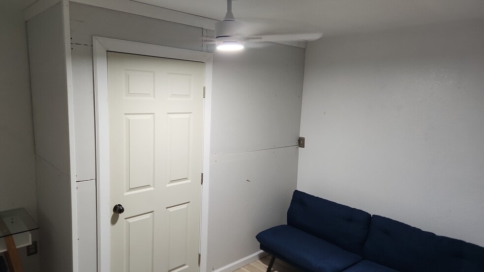 Building Photo - 832 W Eagle St