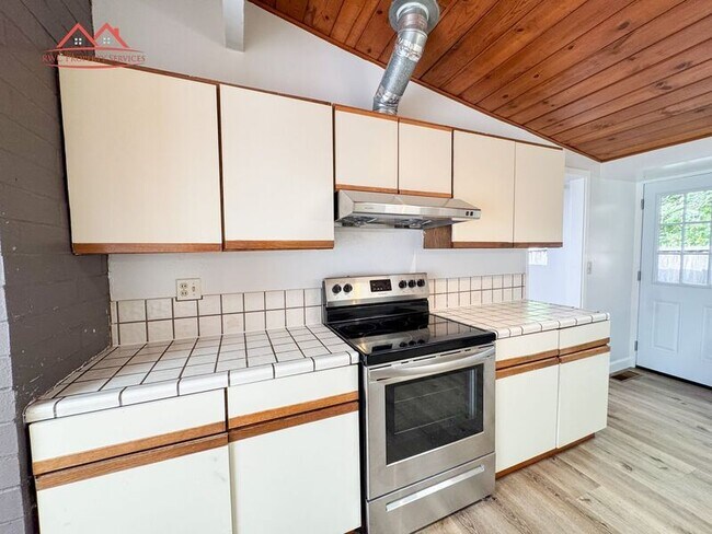 Building Photo - 18731 Hanna Dr