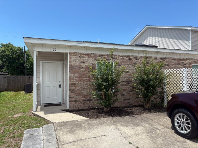 Primary Photo - 30 Chatelaine Cir SE