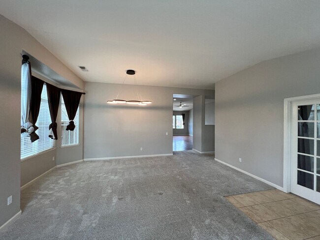 Building Photo - 4 bedrooms, an office and single-story home with a pool!!