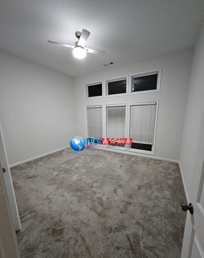 Building Photo - Spacious, open floor plan home in a very c...