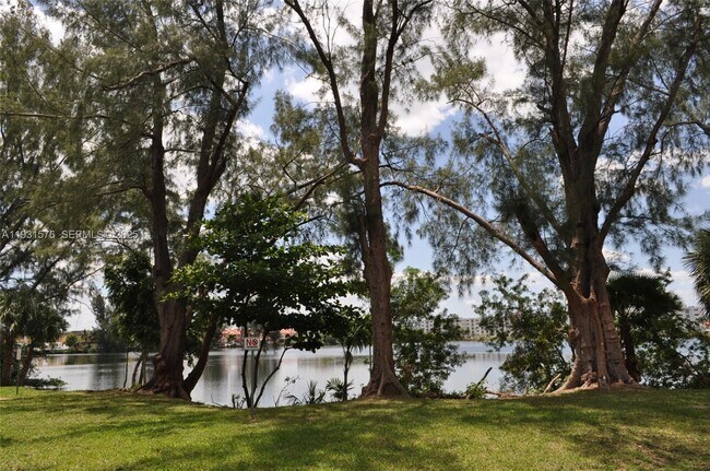 Building Photo - 10090 NW 80th Ct