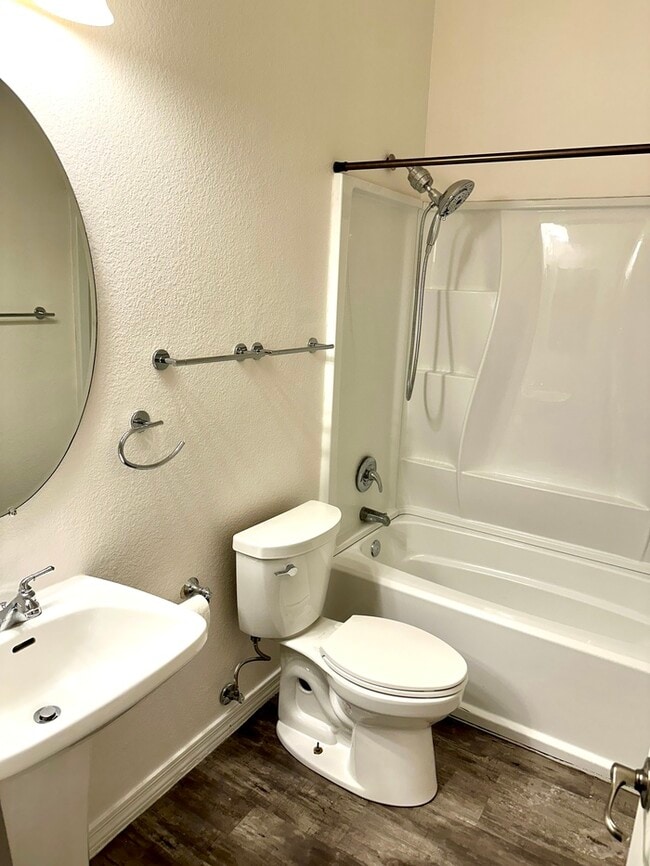 Building Photo - Gorgeous 2 bedroom / 2 bath condo in The E...