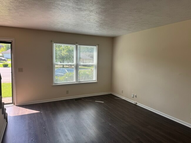 Building Photo - 1310 Ewing Creek Dr