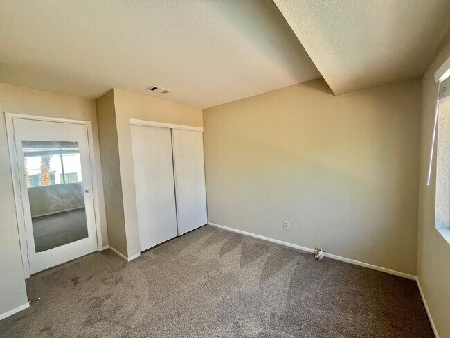 Building Photo - Gorgeous 4 Bedroom Home with Pool & Spa Located in The Lakes