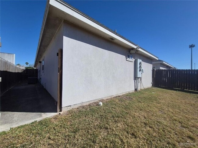 Building Photo - 1705 W Garrison Dr