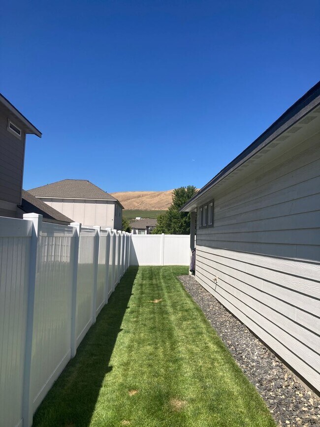 Building Photo - Home Sweet Home! Won't last long!