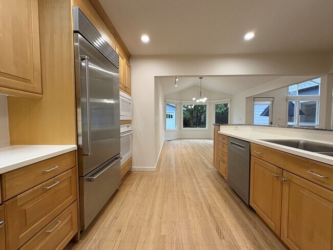 Building Photo - Beautifully Updated 4BD/2BA Single-Family Home in Palo Alto