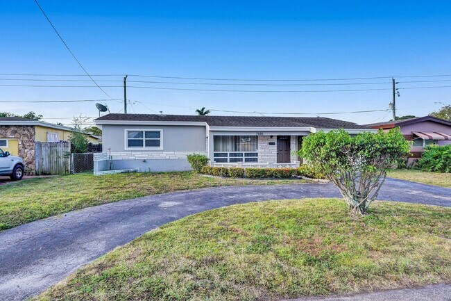 Building Photo - Beautiful 3 bedroom 2 bath Home in Miramar...