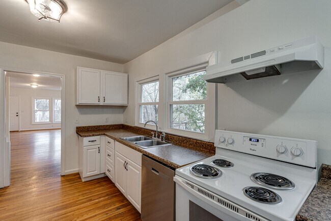 Building Photo - Two Bedroom Craftsmen for Rent!