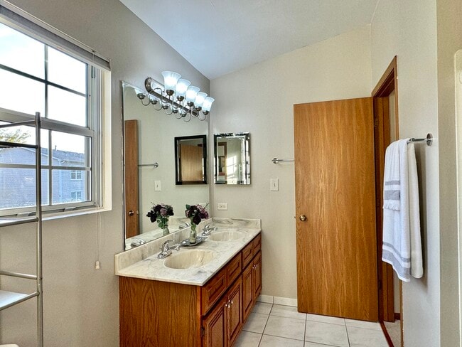 Building Photo - 1604 Estate Cir