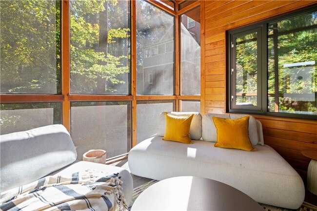 Building Photo - 515 Claire Dr NE