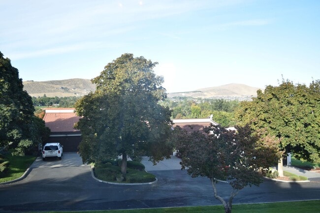 Building Photo - Low-Maintenance Meadows North Rental by Meadow Springs Golf Course