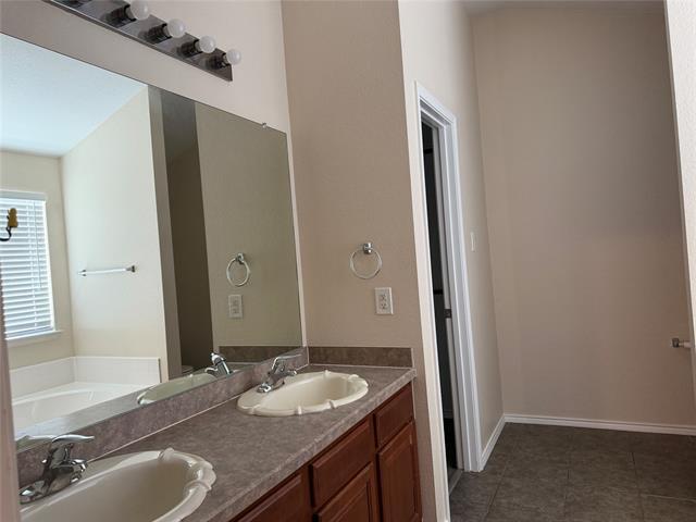 Building Photo - 305 Woodridge Dr