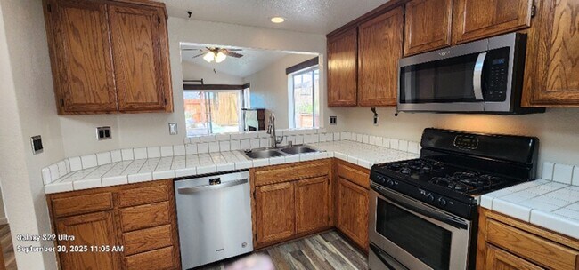 Building Photo - Beautiful & Unique 3 Bed 2 Bath Home w/Cus...