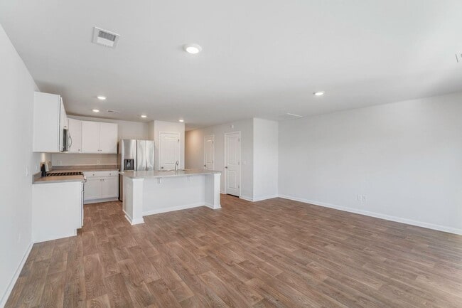 Building Photo - Beautiful 4-Bedroom 2.5 Bath Townhome