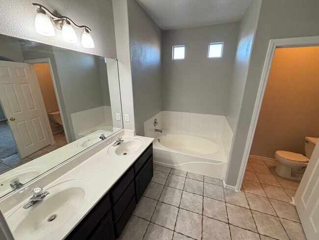 Building Photo - Spacious 3Bed/3Bath Two Story Home Located...