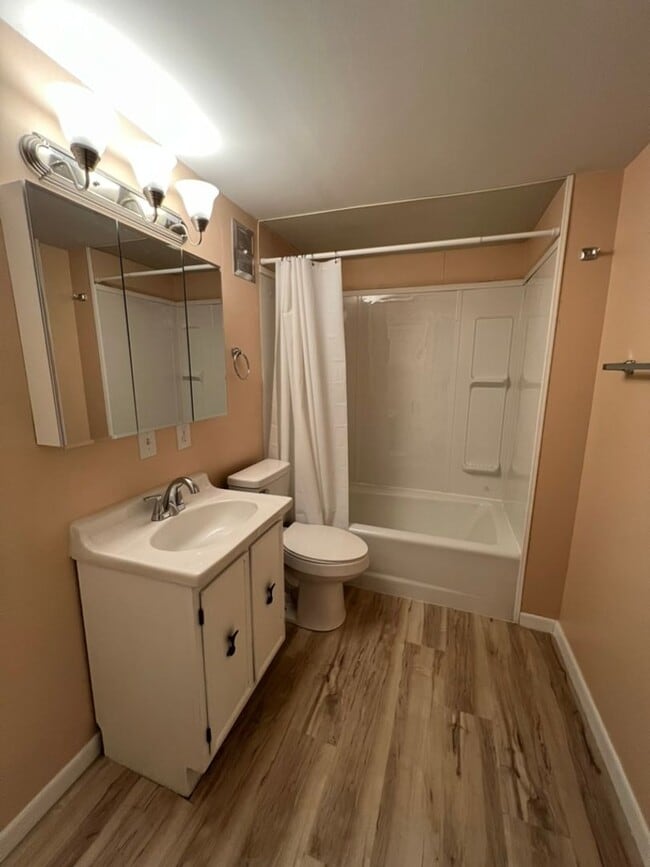 Building Photo - Newly Remodeled 4 Bed House Available Now!