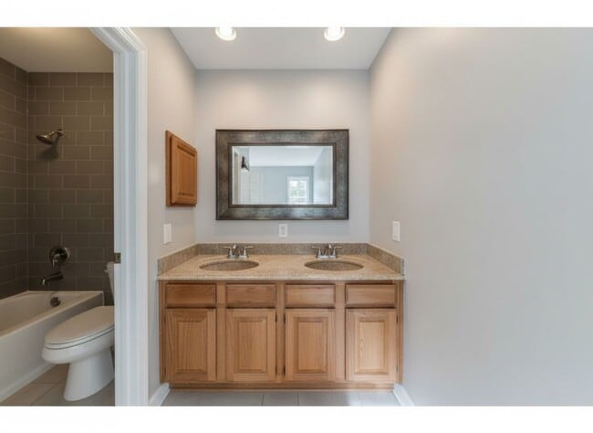 Building Photo - 2135 Collingsfield Dr