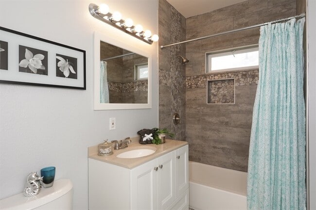 Building Photo - Beautiful 2 Bdrm, 1 Bath Downtown Sac Remodel!