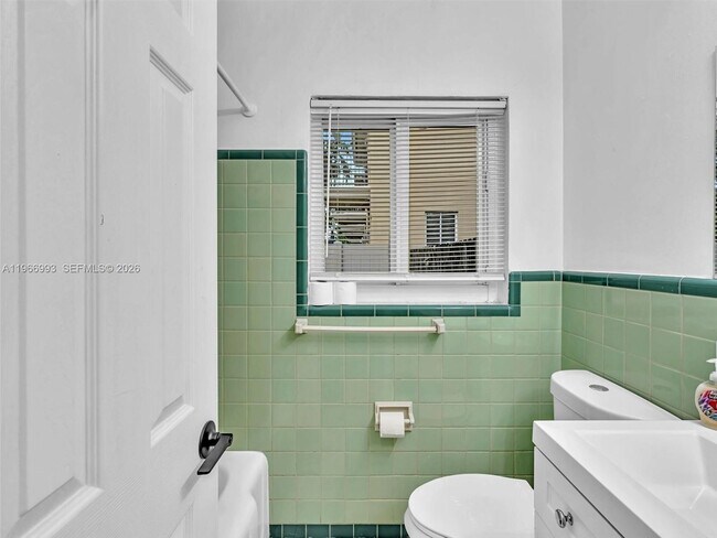 Building Photo - 1313 NE 11th St