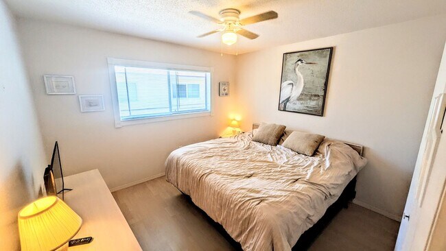 Building Photo - Annual UNFURNISHED 2/1 condo Island life