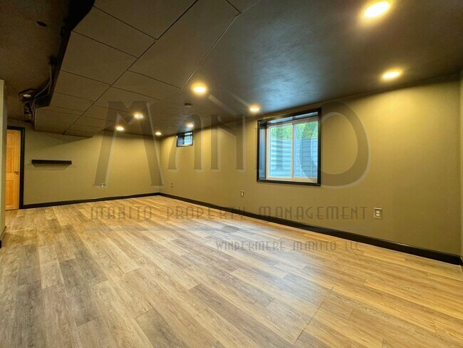 Building Photo - Stunning & Spacious South Hill Home