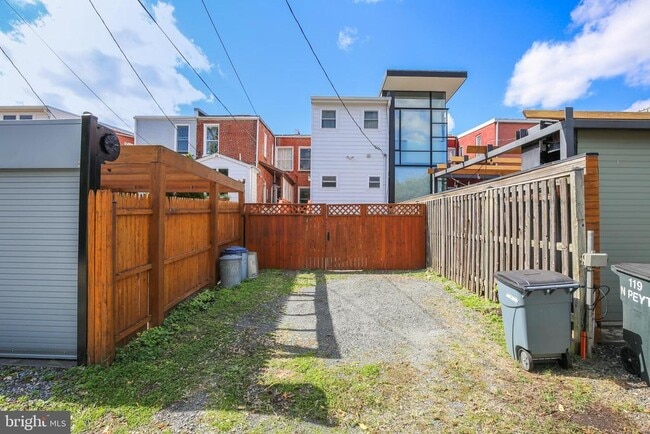 Building Photo - 119 N Peyton St