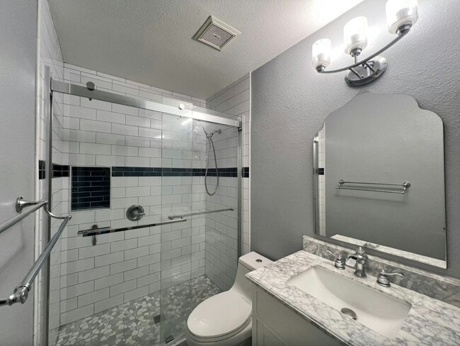 Building Photo - 924 E Diamond Dr