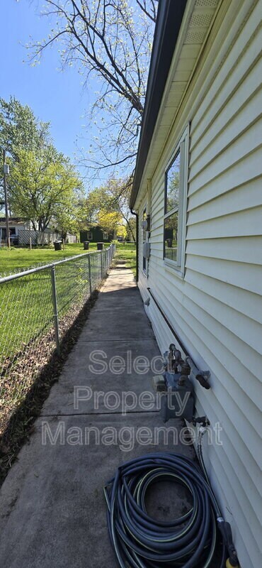 Building Photo - 4911 Hoagland Ave