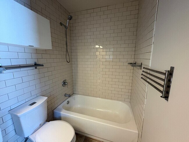 Building Photo - 2001 E 10th St