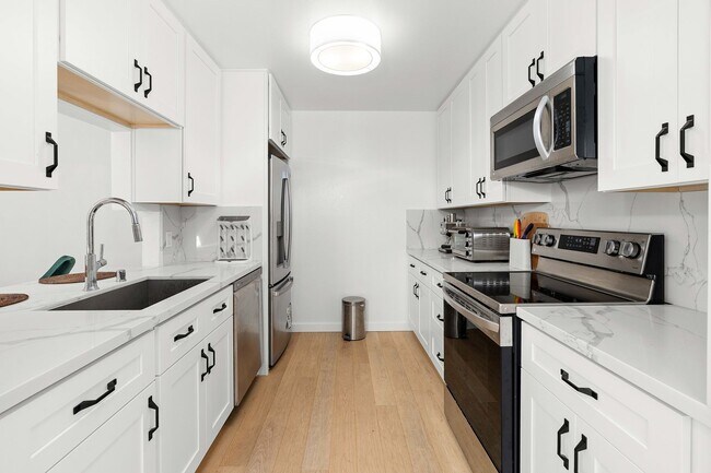 Building Photo - Spacious 2 Bed, 2 Bath Condo Near Downtown...