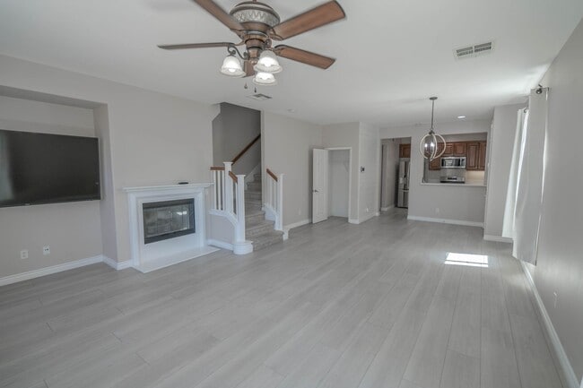 Building Photo - Charming 3-Bedroom Townhome with Private B...