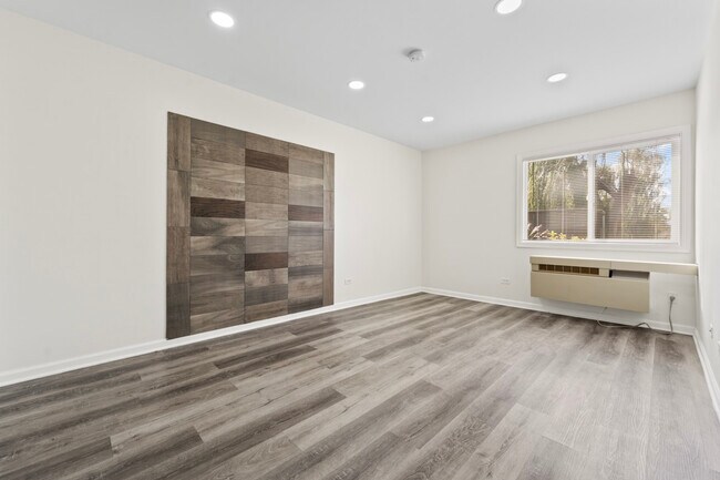 Building Photo - 900 N Lakeside Dr