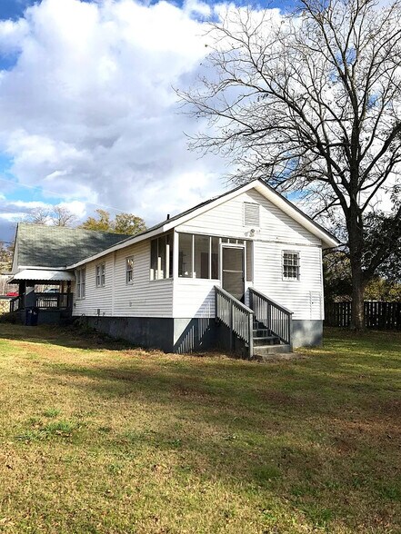 Building Photo - 126 S Rocksprings St
