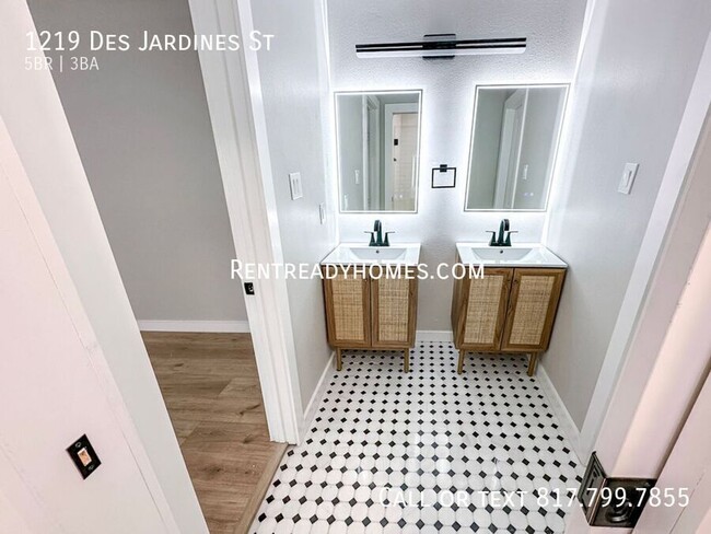 Building Photo - 1219 Des Jardines St