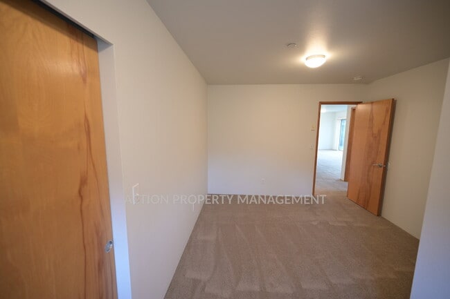 Building Photo - 2 bed, 2 bath, 1 car garage- water, sewer and yard care included!