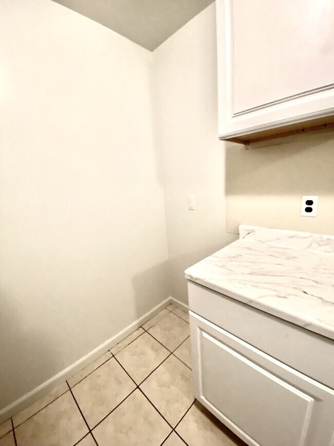 Building Photo - Clinton Condo 36A