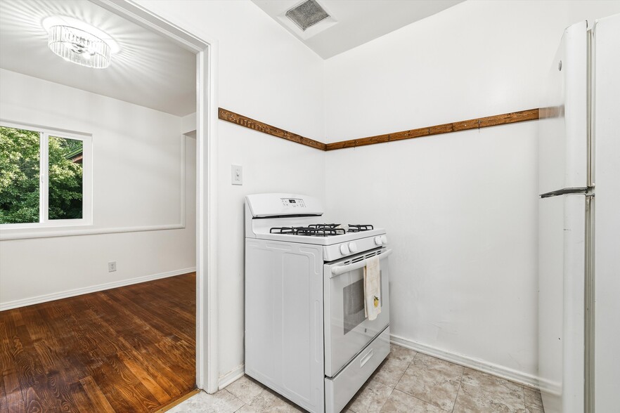 Building Photo - 1319 S Mansfield Ave