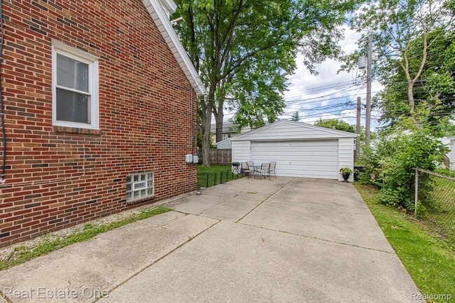 Building Photo - 122 W Houstonia Ave