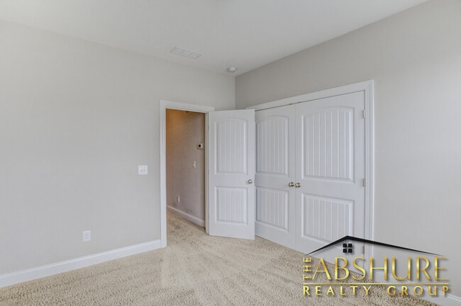 Building Photo - 4240 Vallonia Dr