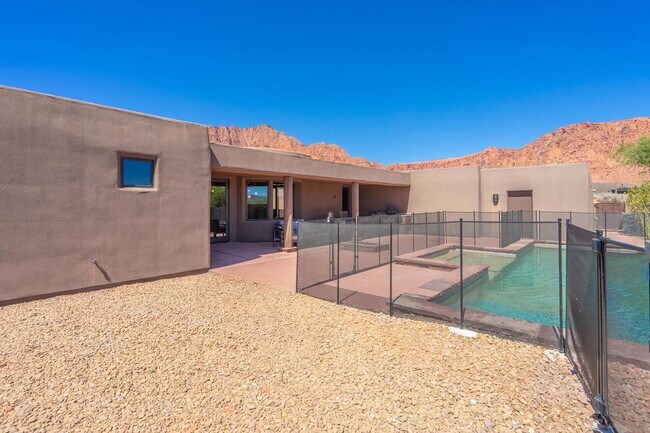 Building Photo - Exquisite Custom Home in Prestigious Commu...