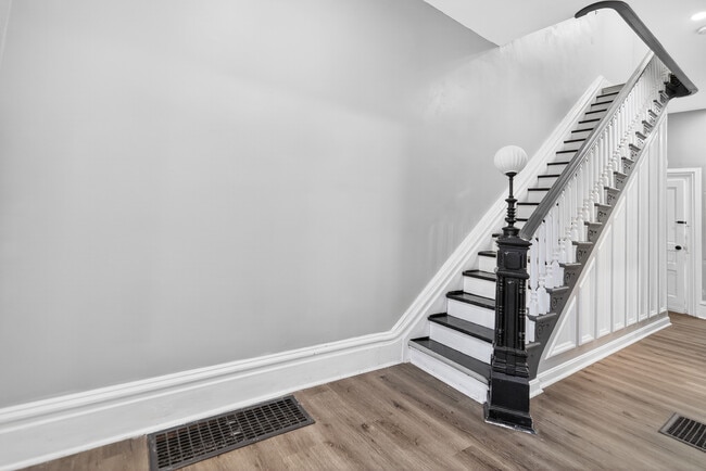 Building Photo - 517 Armandale St