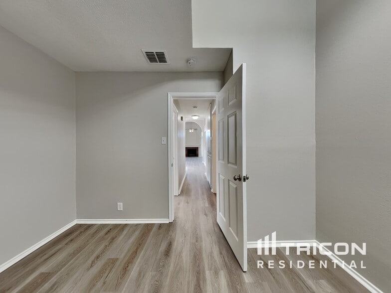 Building Photo - 10218 Basin Field Dr