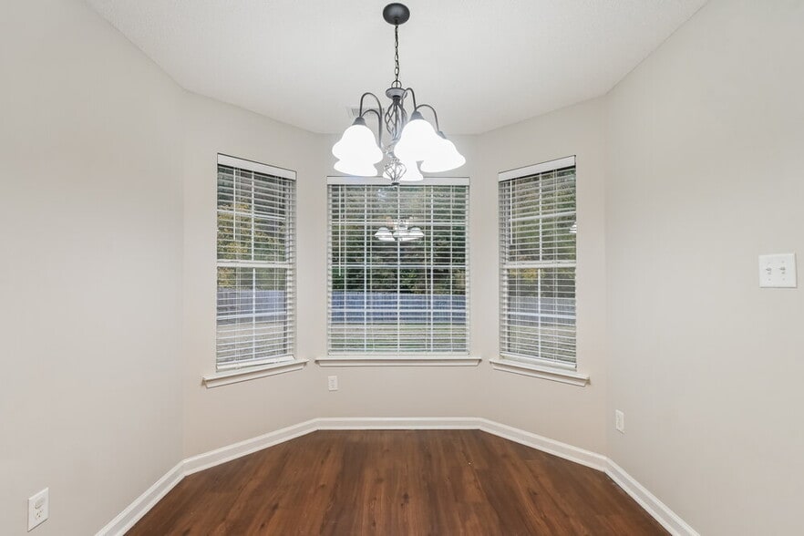 Building Photo - 87 Wren St