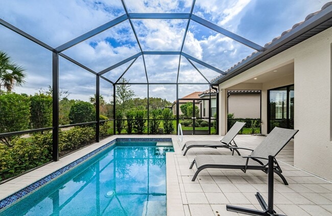 Building Photo - Beautiful Pool home in Starkey Ranch avail...