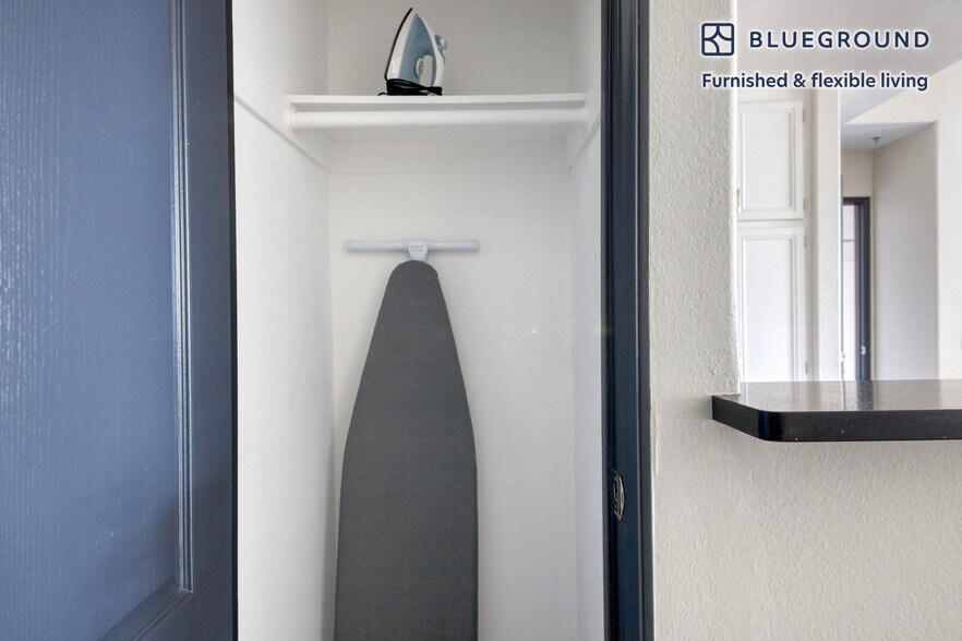 Building Photo - 114 N Doheny Dr